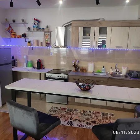 Spacious Modern With Private Parking * Скоп'є