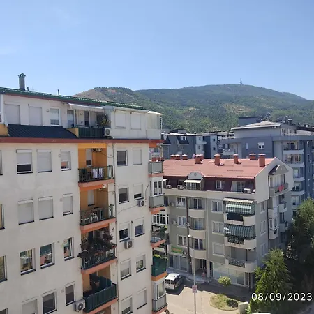 Апартаменти Spacious Modern With Private Parking *